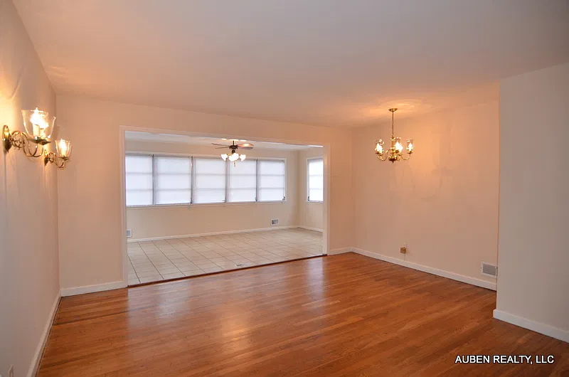 Cute 3 Bedroom House w/ Fenced Yard — Photo 2