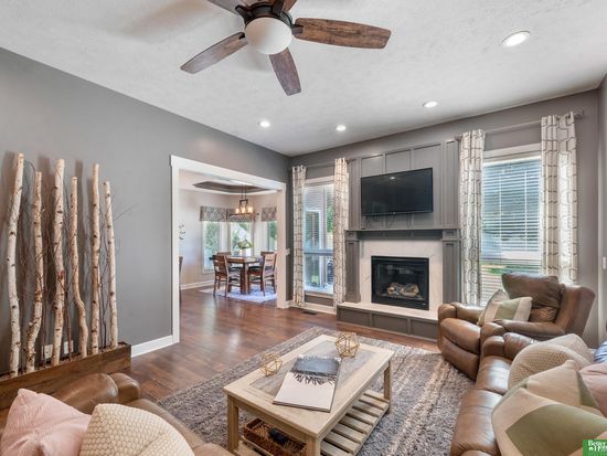 18713 Edna St, Omaha, NE 68136