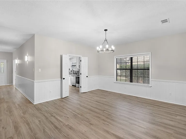 1301 Essex Grn — Photo 2