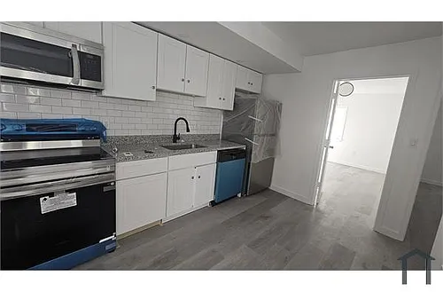 408 Chaplin St SE #4 Photo 1