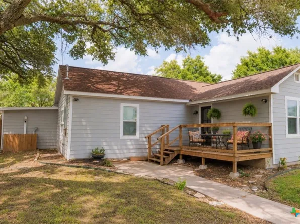 310 E 2nd St, Cuero, TX 77954