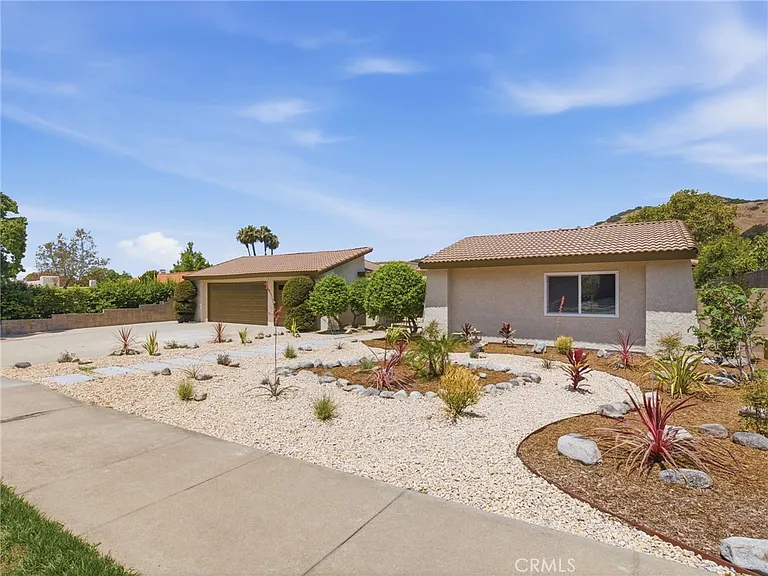 225 Armstrong Dr — Photo 4