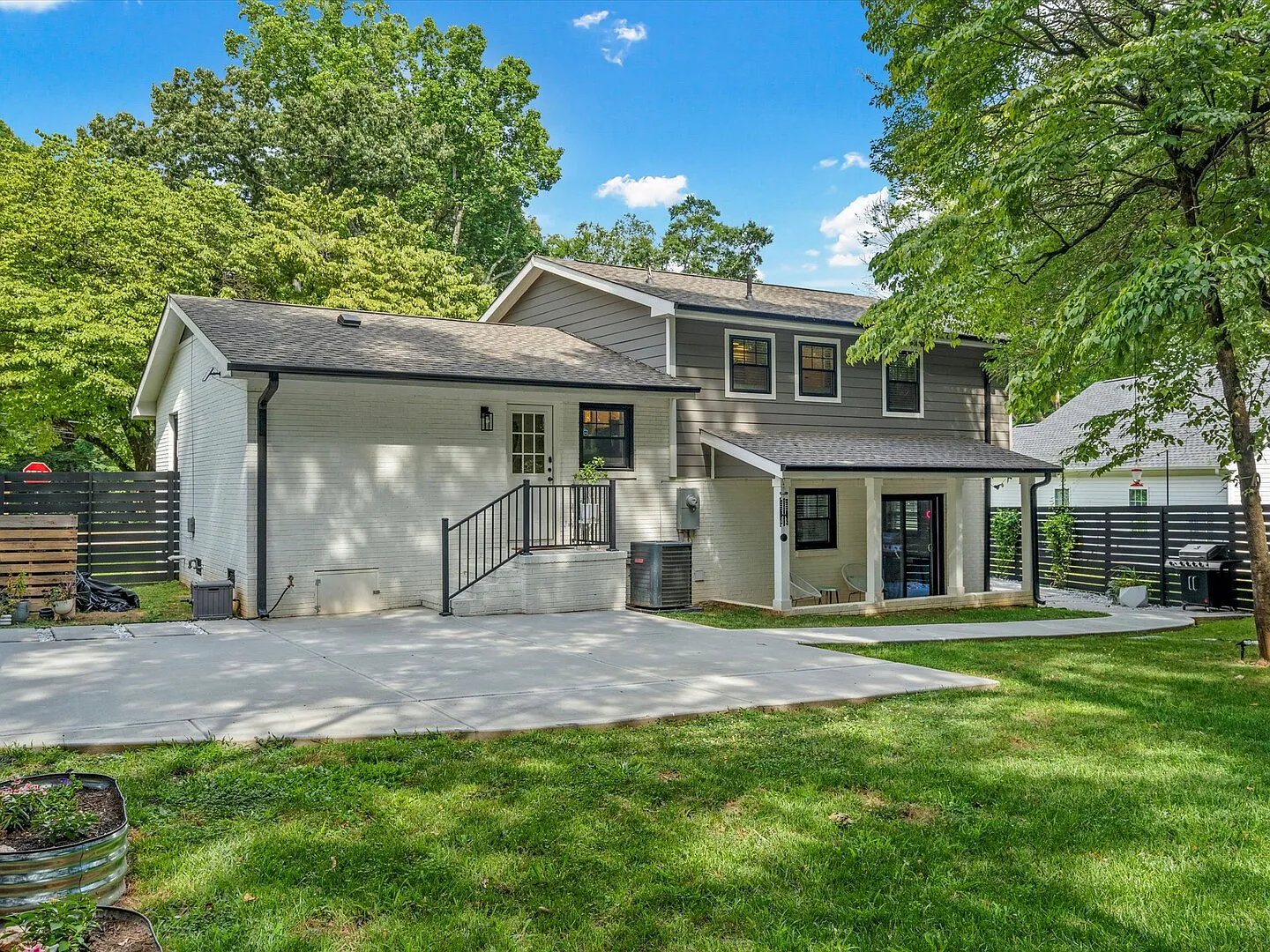 Newland Retreat 4BR w/King Pet Friendly - mins to Uptown & Airport — Photo 3
