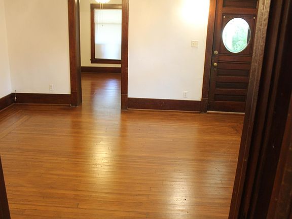 Living Room (Dining room to the left, huge bedroom straight ahead)