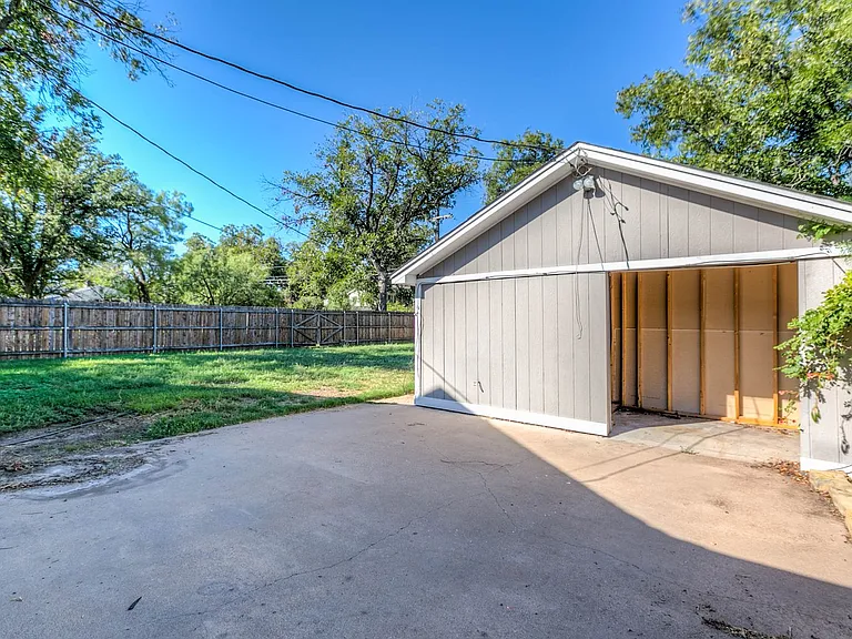 1119 Kenwood Dr — Photo 32