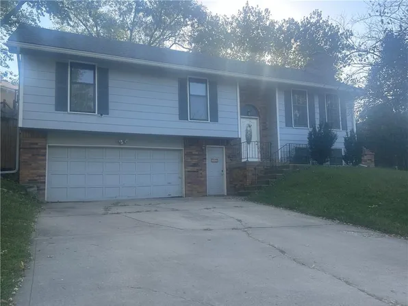 5827 NW Aspen Ln, Parkville, MO 64152