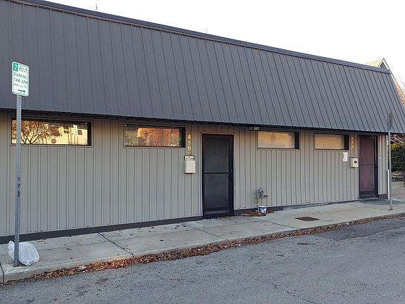This is the exterior front of the building - This unit is on the right - street parking is available right in front of the unit.