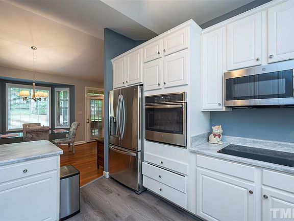 4th image of 217 Landsbury Dr