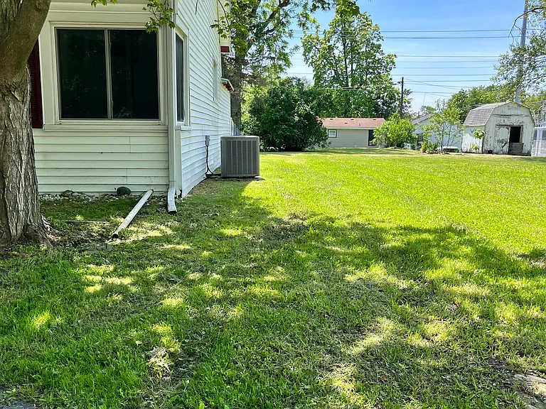 1015 W Elm St — Photo 2