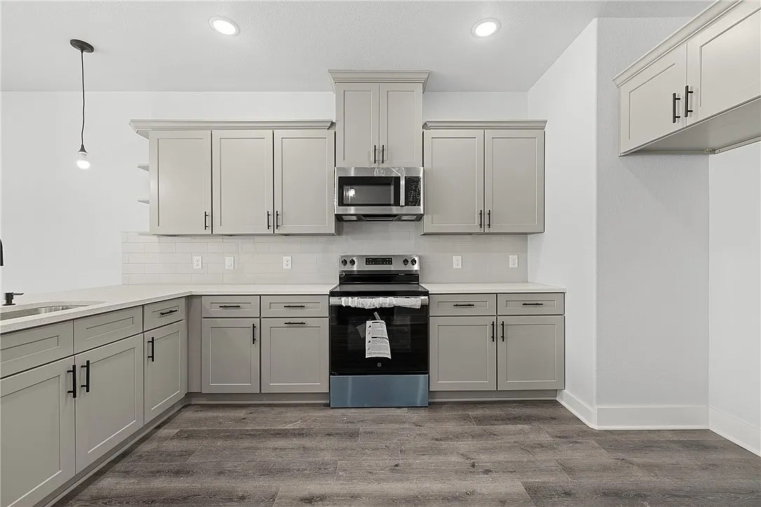 4 bed, 4.5 bath, 1858 sqft, $2,200 — Photo 2