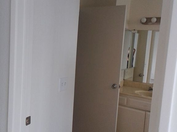 5th image of 5554 Carpenter Ave APT 103