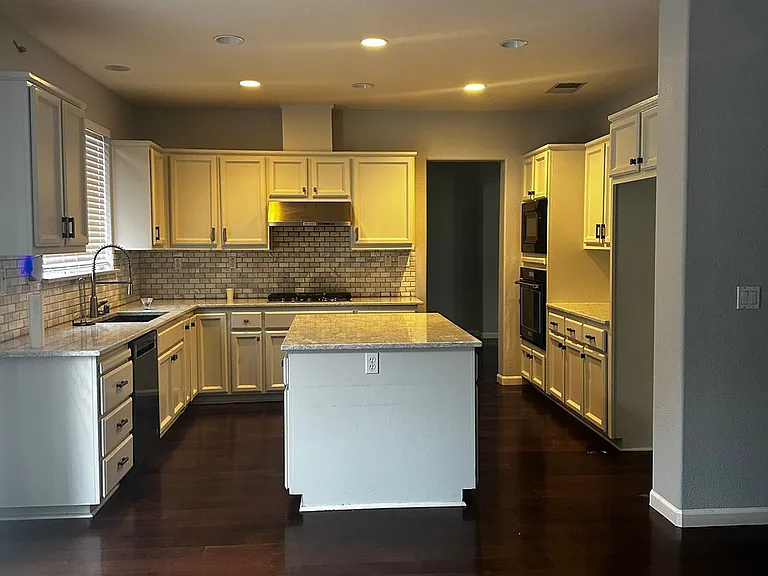 340 Lyman Cir — Photo 4