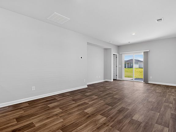 5th image of 364 Pine Crest View Dr