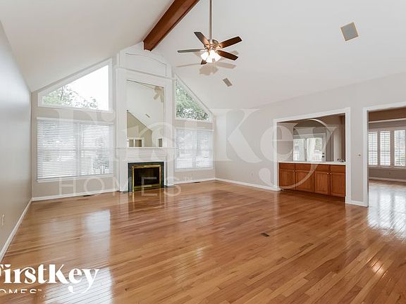 4th image of 700 Meadow Cliff Dr