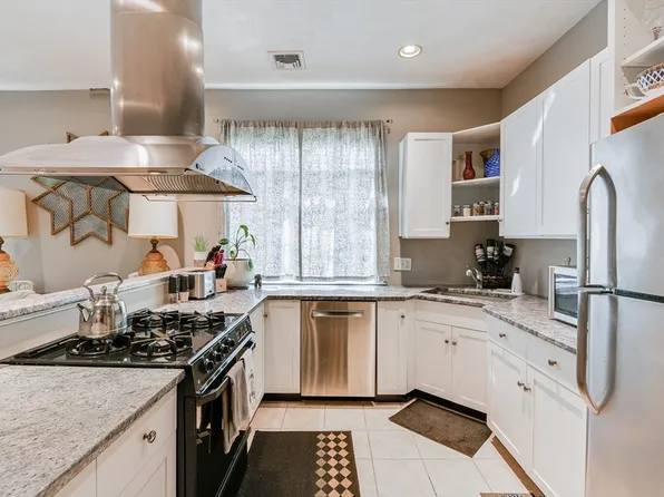557 Salem St APT 3, Malden, MA 02148