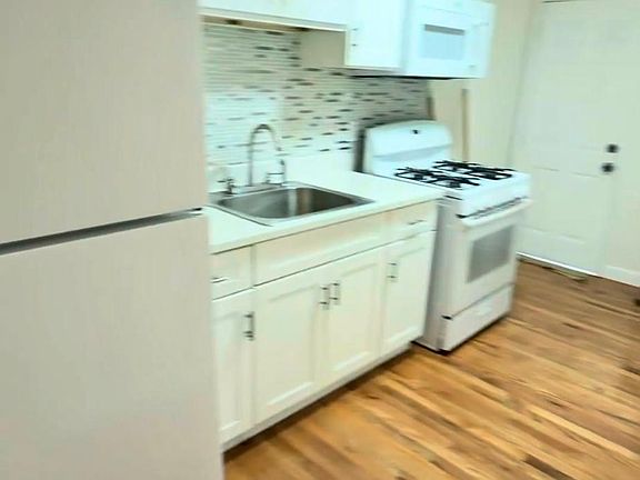 5th image of 244 Woodbine St APT 1
