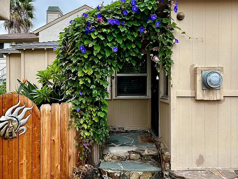 4561-4565 Altadena Ave — Photo 2