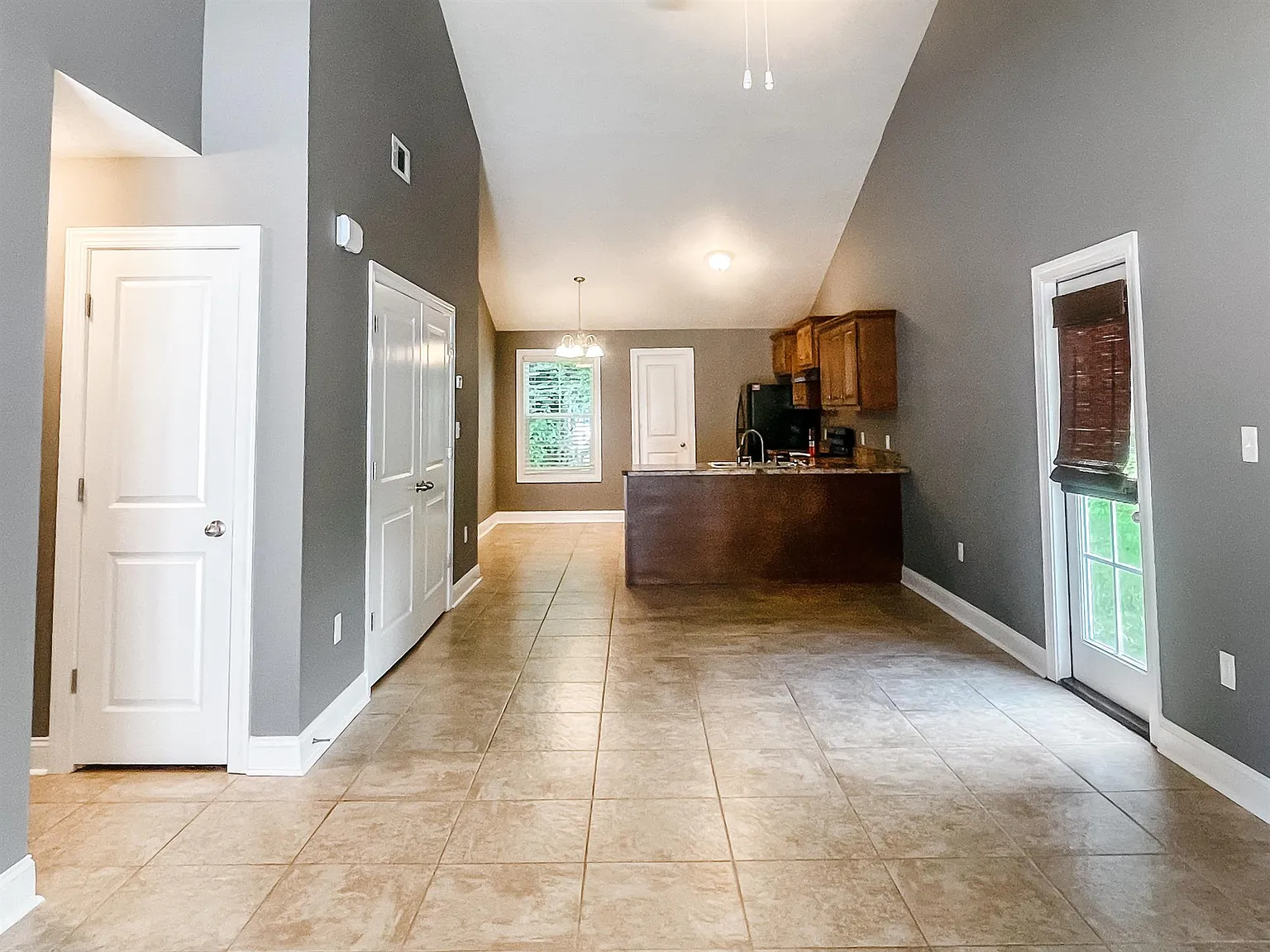 1618 Oxford Place — Photo 3