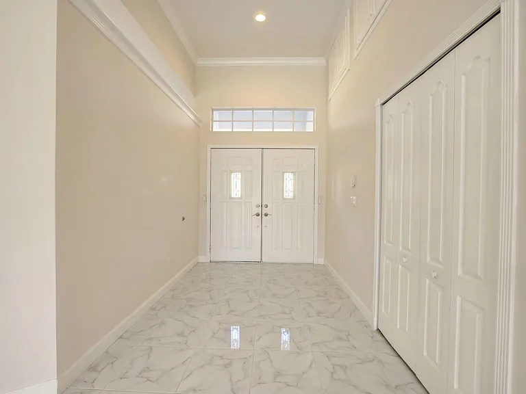 8028 Plantation Lakes Dr — Photo 3