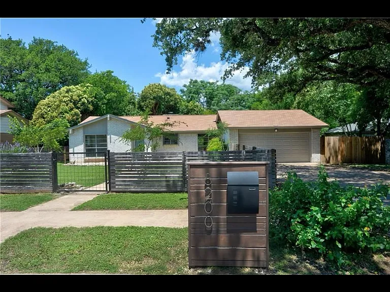 8200 Grayledge Dr — Photo 3