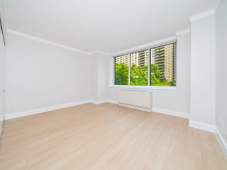 140 Riverside Blvd #402 — Photo 9