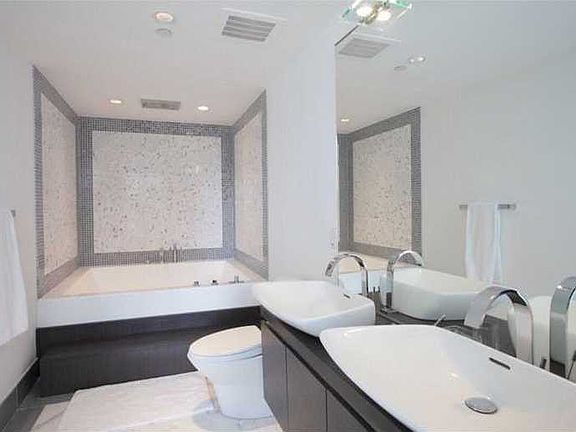 5th image of 200 Biscayne Blvd Unit 4211