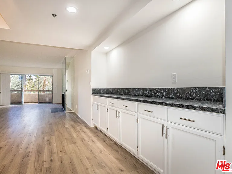 410 S Barrington Ave #205 — Photo 15