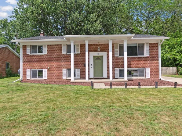 910 Newport Dr, Fenton, MI 48430