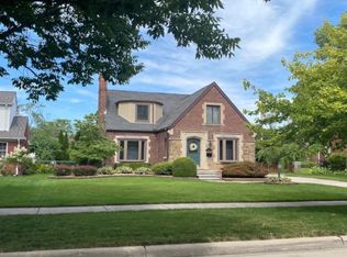 1424 Hawthorne Rd, Grosse Pointe Woods, MI 48236