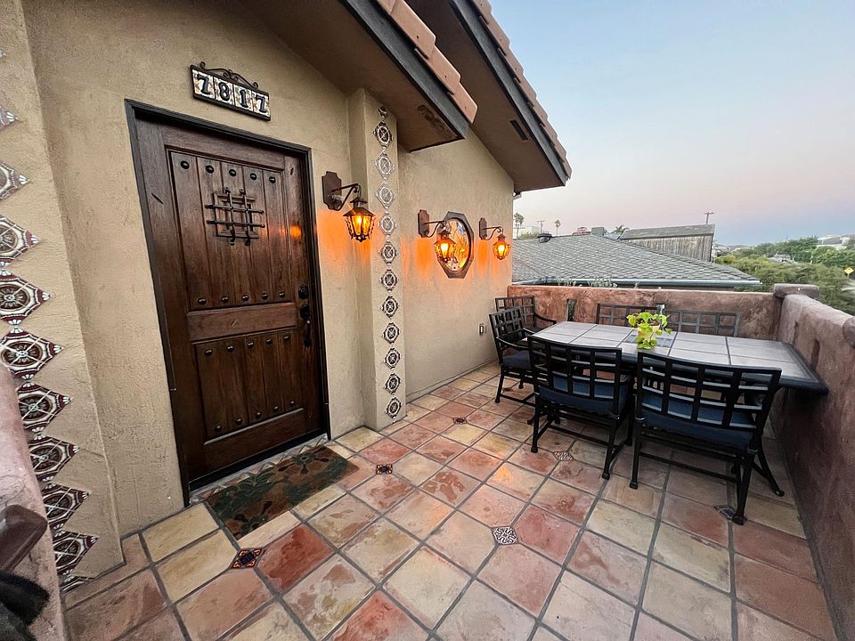 Entrance with outdoor seating/dinning