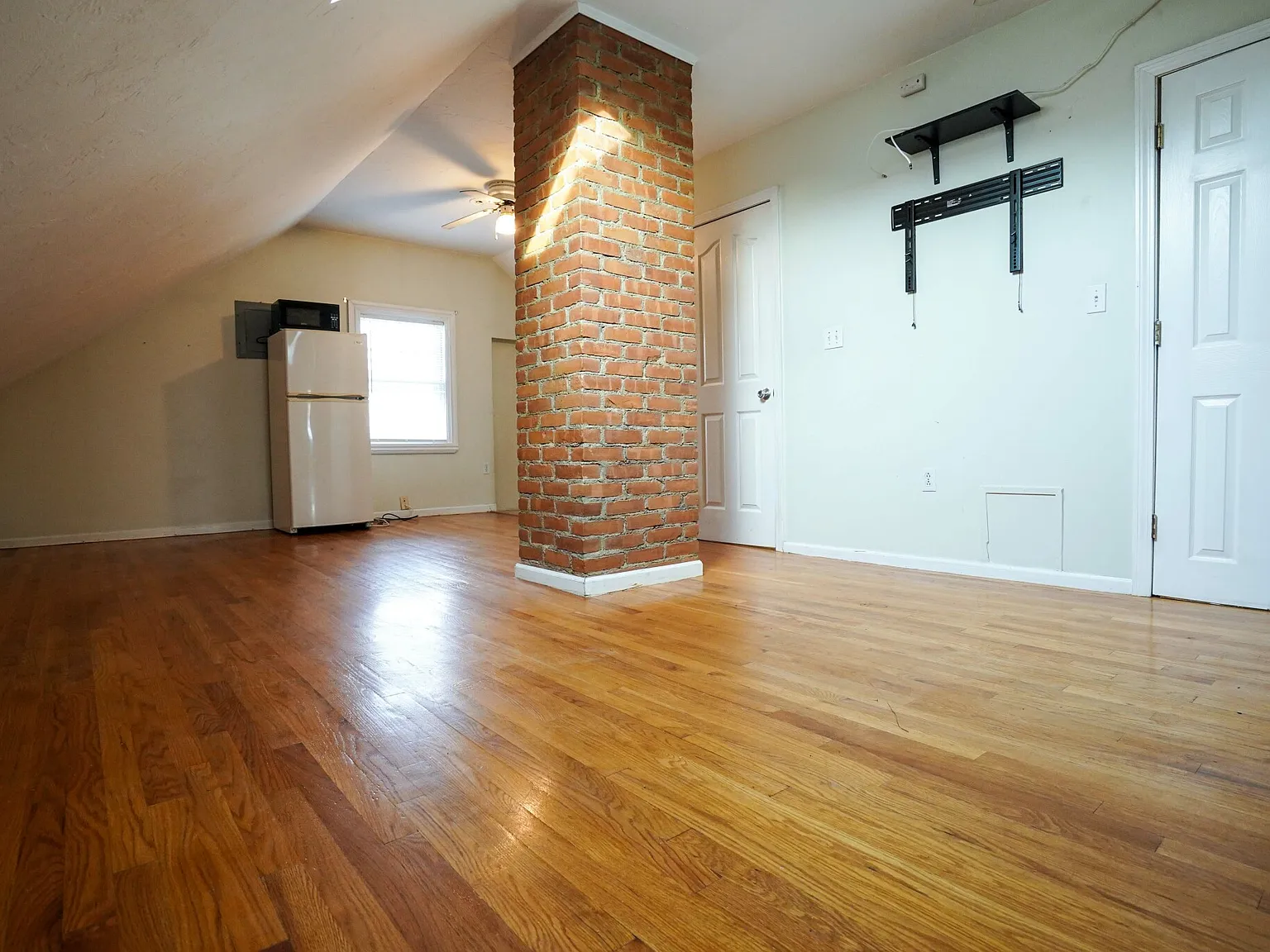 3 bed, 999 sqft, $2,850 — Photo 2
