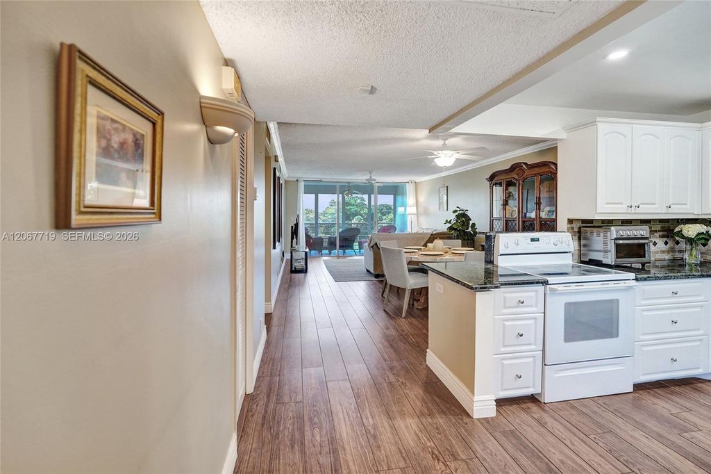 605 Oaks Dr APT 504, photo 2