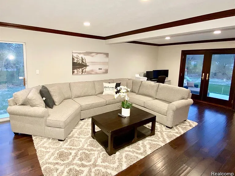 4077 Lincoln Dr — Photo 6