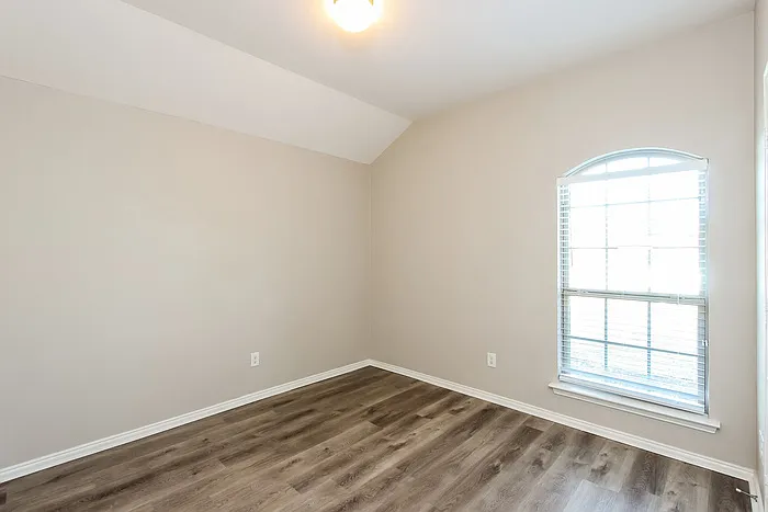 932 Haley Dr — Photo 13