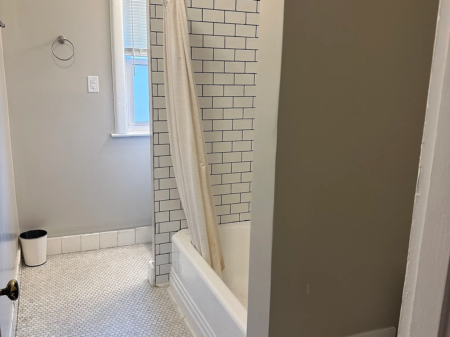 607 W Ormsby Ave — Photo 4