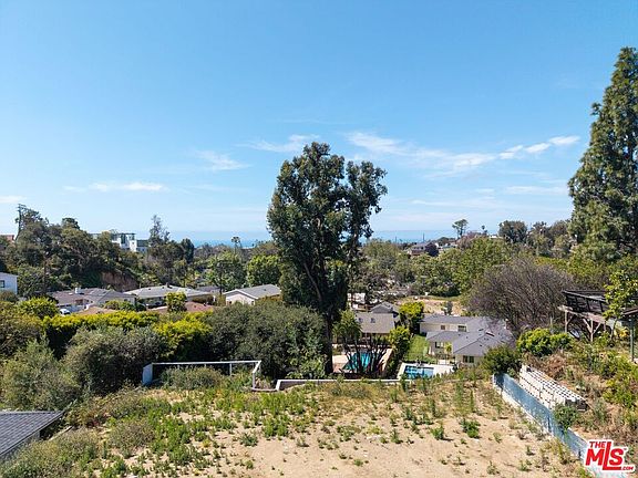 3rd image of 1025 Las Pulgas Rd