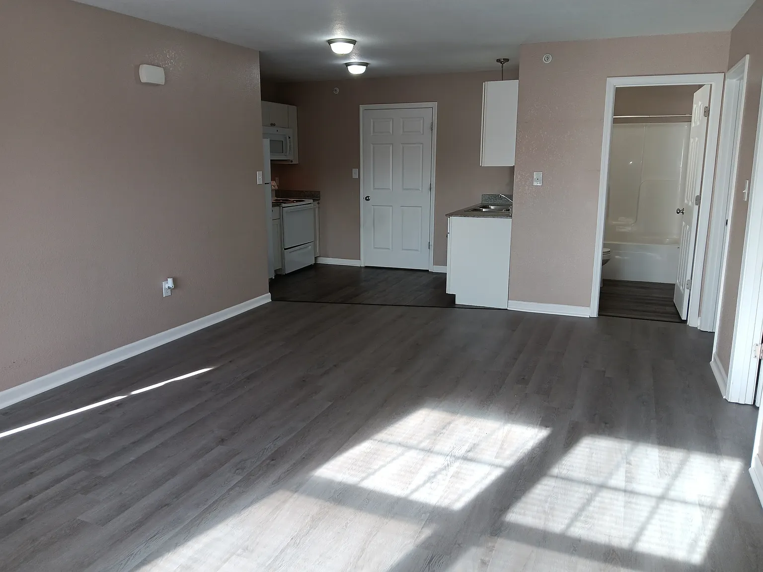 2 bed, 1.0 bath, $810 — Photo 3