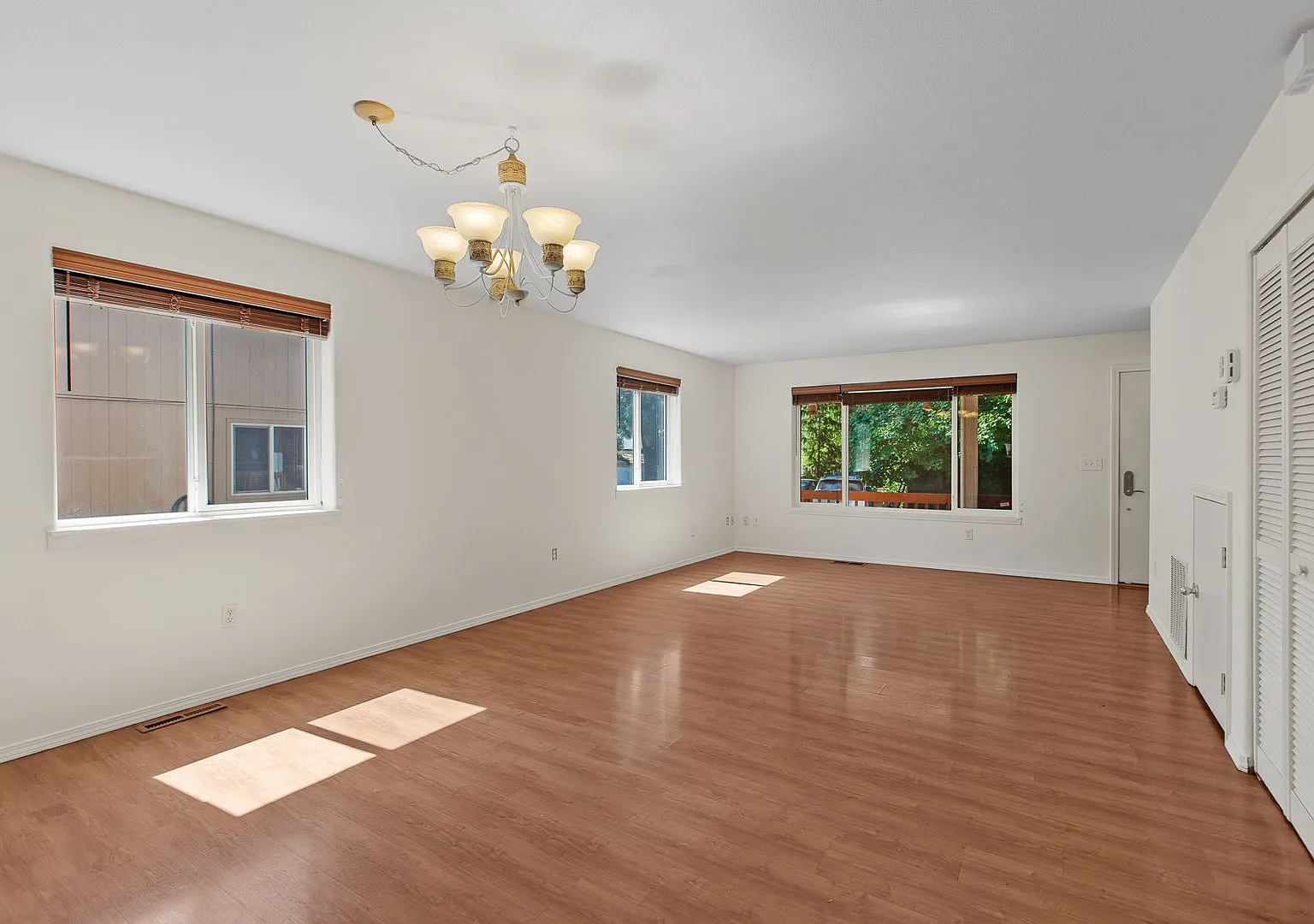 100 E Miller Ave — Photo 2