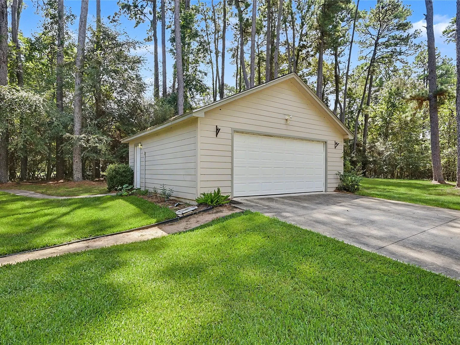 3 bed, 2.0 bath, 1353 sqft, $1,800 — Photo 3