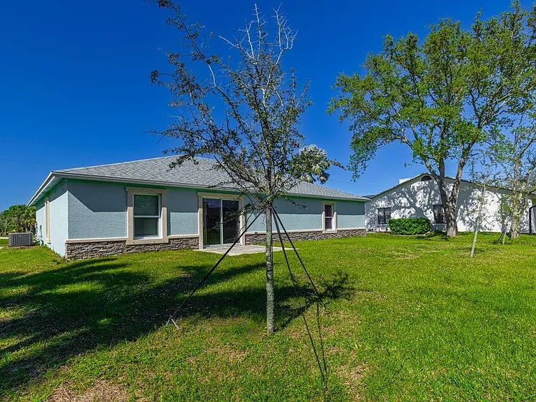 2372 SE Maslan Ave — Photo 40
