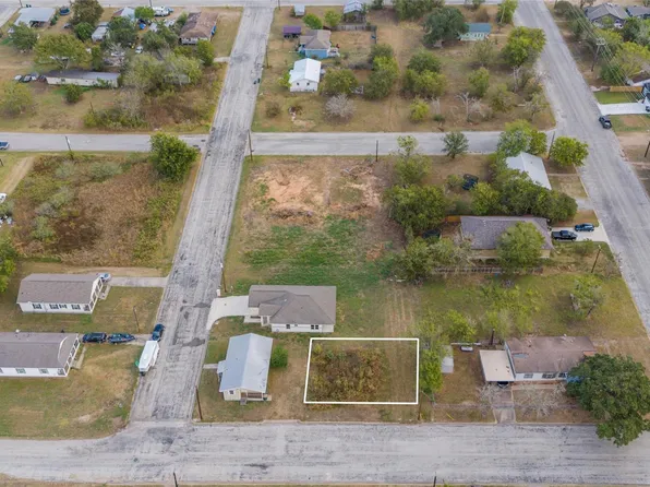 366 N Dallas St, Giddings, TX 78942