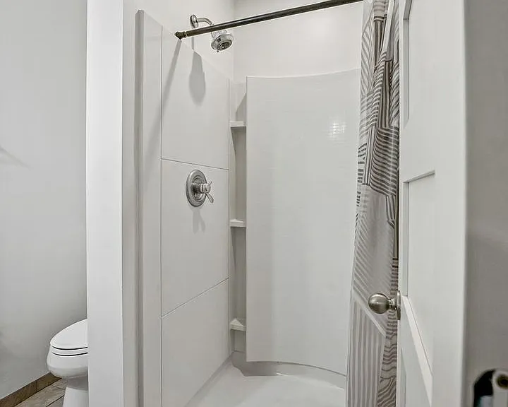 1121 E 9th St #1 — Photo 13