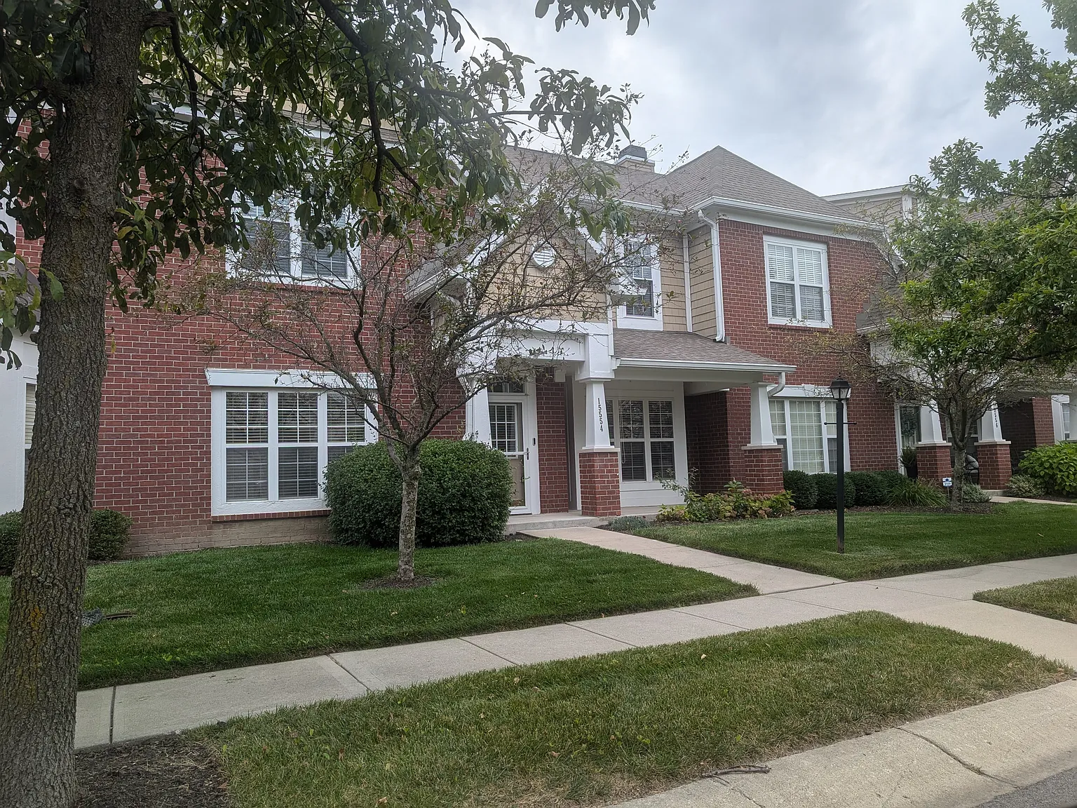 3 bed, 2.5 bath, 1875 sqft, $2,300 — Photo 2