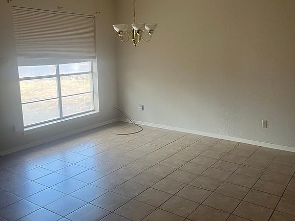 4th image of 802 Vista Ln #A