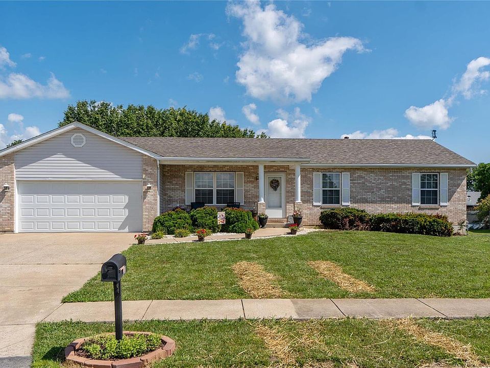 1st image of 210 Castlewood Dr