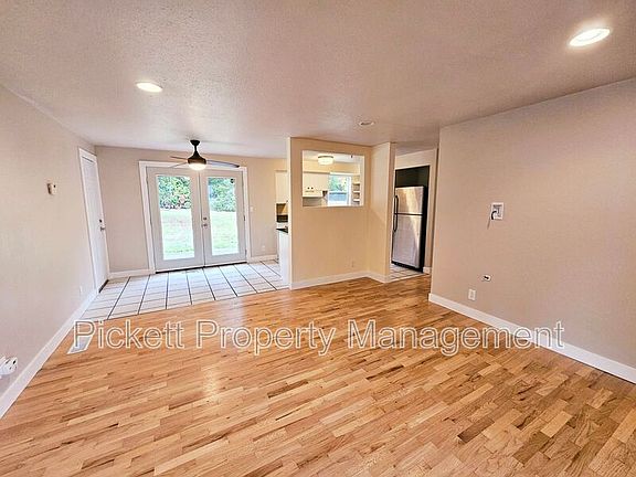 3rd image of 2567 Madrona Dr SE