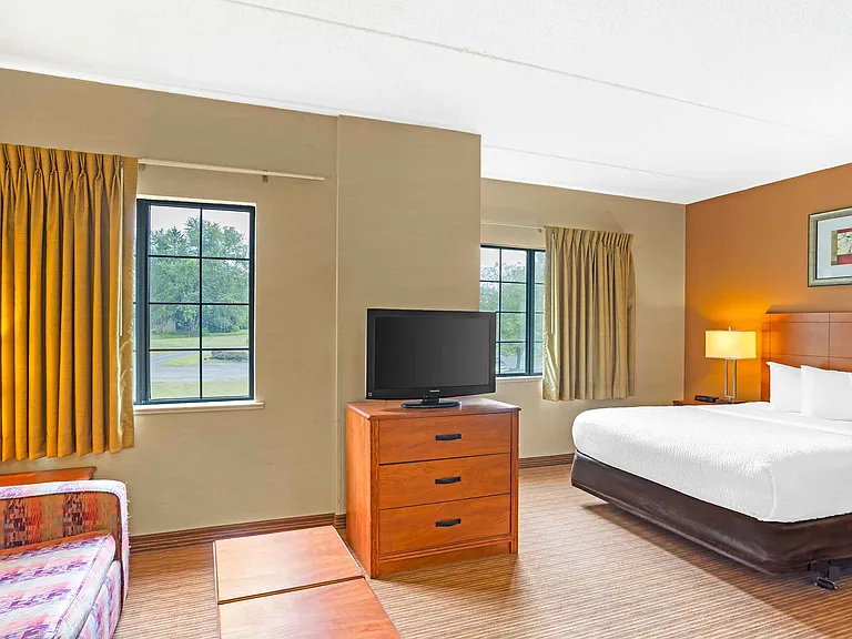 Deluxe Studio - 1 Queen Bed