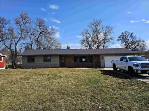 236 Souris Dr, Minot, ND 58701