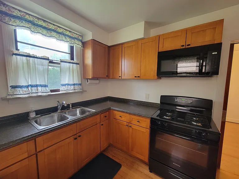 10529 S Eberhart Ave — Photo 6