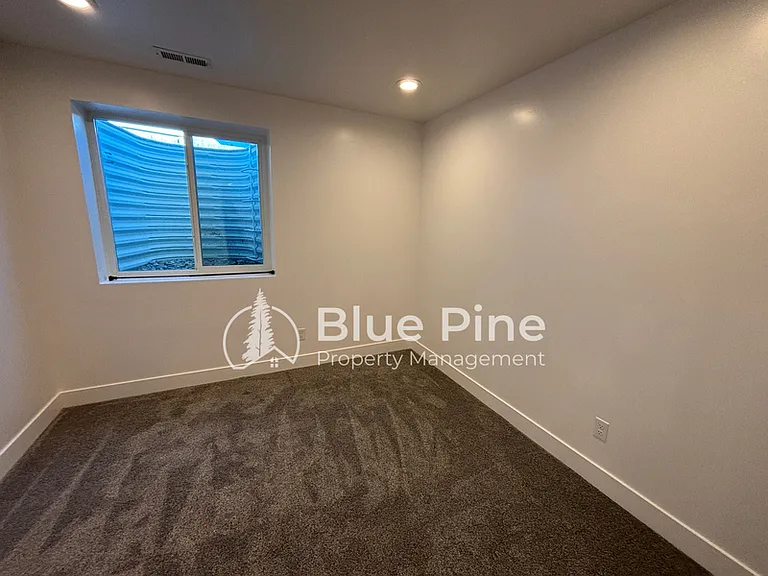 5760 Wildrose Ave — Photo 18